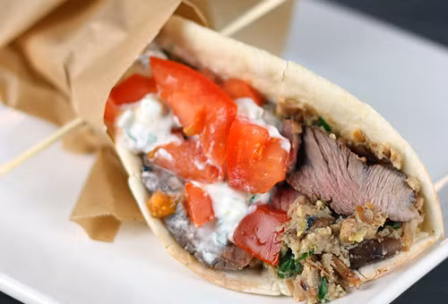 Món bánh mì gyros nổi tiếng đặc trưng của đất nước Hy Lạp. Vẫn là những miếng thịt thơm ngon, giòn rụm, được ăn cùng bánh mì pitta, cà chua, hành và loại sốt tzatziki đặc biệt, bánh gyros chắc chắn sẽ sớm gây sốt năm 2015. Ảnh: toptentravel