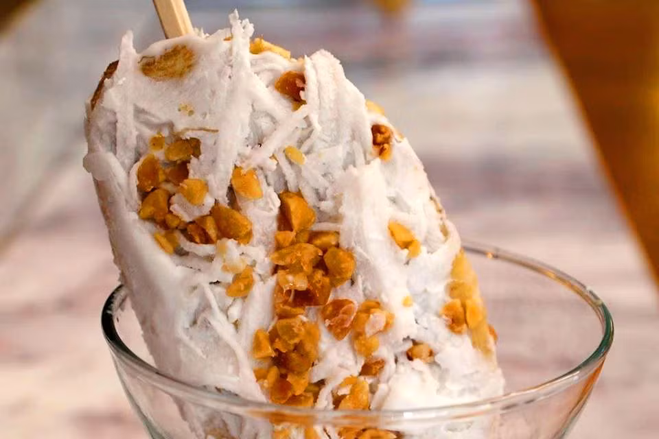 Món kem chuối lạc dừa cùi. Ảnh:webtretho