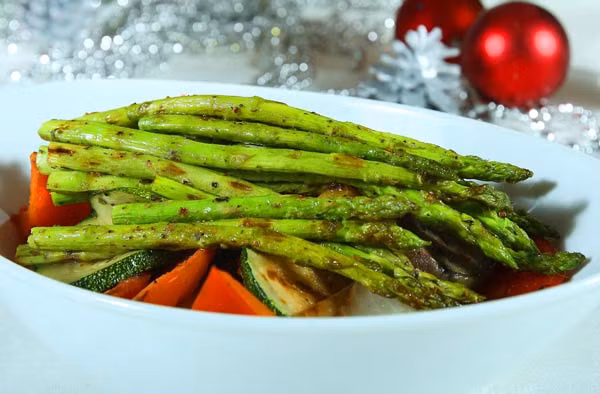 Bạn chỉ việc rửa sạch những bắp cải con rồi trộn với muối, đường, ít dầu rồi cho vào lò nướng sơ khoảng 7 phút. Món ăn sẽ vừa đậm đà và giòn tan khiến bạn đánh bay cơn đói bụng.