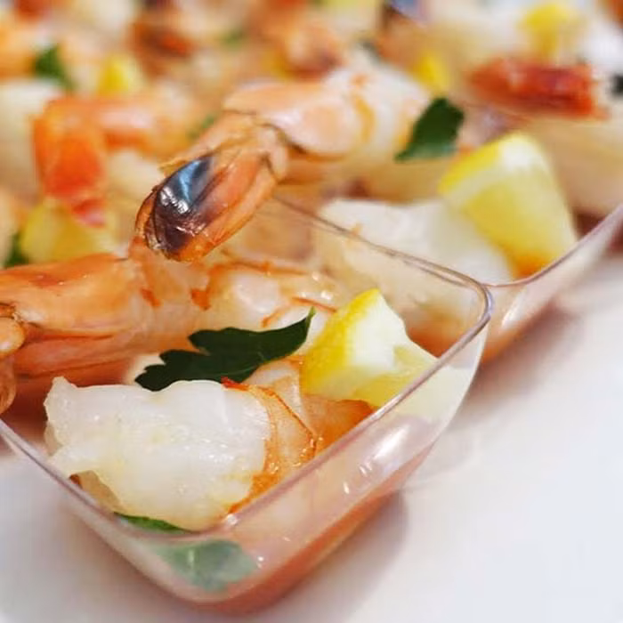 Sasimi tôm tươi được trình bày tinh tế.