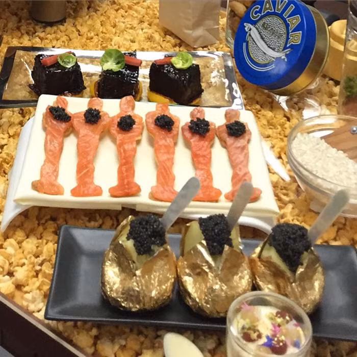 Hình tượng Oscar danh giá còn xuất hiện trong món sasimi cá hồi.