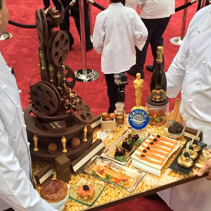 Bên cạnh đó là những chiếc bánh socola đen đặc biệt mô phỏng những cuộn phim cho đêm tiệc.