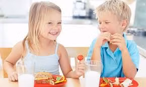 Răng mọc lệch: Thực tê một hàm răng mọc chuẩn và một chế độ dinh dưỡng tốt có liên quan tới nhau.Những trẻ hay ăn thực phẩm đóng hộp hay mẹ chúng ăn thực phẩm nghèo chất dinh dưỡng trong quá trình mang thai sẽ ảnh hưởng tới cấu trúc hàm cũng như khoảng cách răng của trẻ. Ngược lại, một chế độ dinh dưỡng đầy đủ chất béo và protein sẽ giúp hàm răng của trẻ mọc đều, không xô lệch và chắc khỏe.