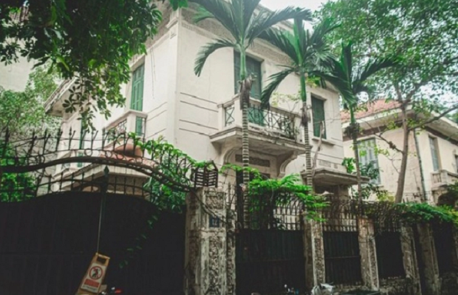 Đến cuối năm 2014, ông Nghiên trả lại Hà Nội căn biệt thự nói trên. Từ đó đến nay, căn biệt thự này vẫn bị bỏ hoang. Ảnh: VietnamFinance. 