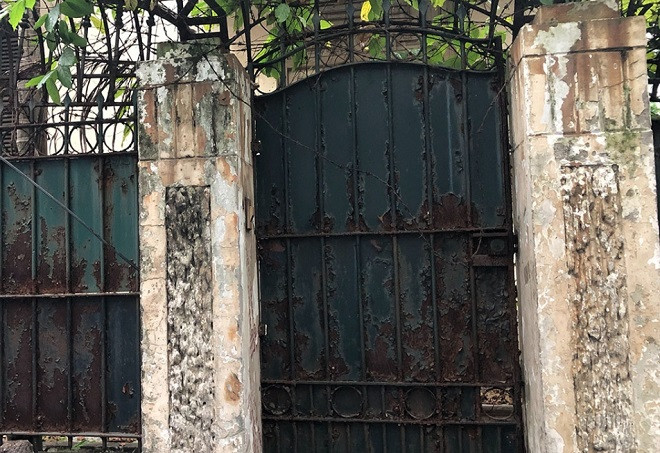 Cổng sắt và hàng rào bên ngoài bong tróc rỉ sét theo thời gian. Ảnh: VOV. 