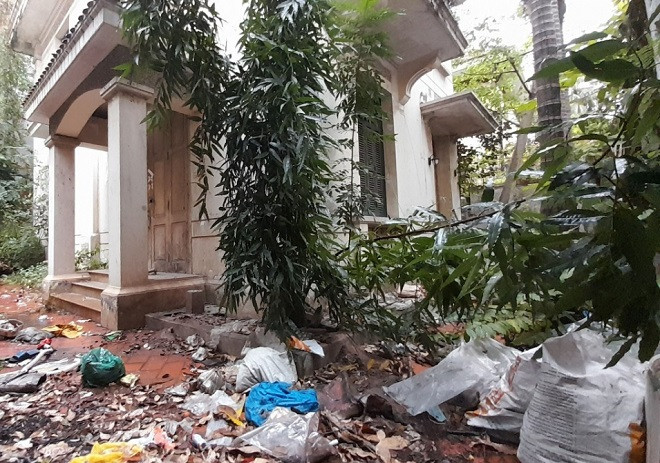 Cảnh hoang hóa bên trong hàng rào sắt. Ảnh: VOV. 