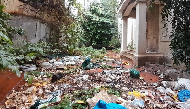Do không được đưa vào sử dụng nên những năm qua cỏ mọc um tùm trong biệt thự, rác thải la liệt khắp sân, bốc mùi xú uế nồng nặc. Ảnh: VOV. 