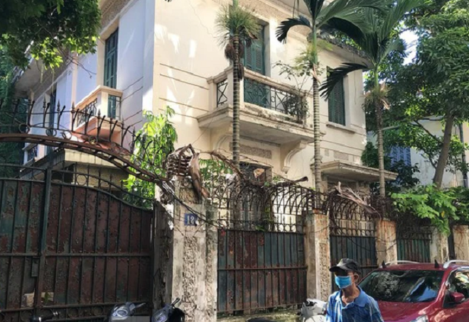 Liên quan tới biệt thự số 12 Nguyễn Chế Nghĩa, vừa qua, cử tri quận Hoàn Kiếm đề nghị UBND TP Hà Nội đảm bảo vệ sinh môi trường, sớm chấm dứt tình trạng bỏ hoang. Trả lời kiến nghị của cử tri, UBND TP Hà Nội cho biết, do còn có những vướng mắc về chính sách nên chưa đưa ra được phương án xử lý phù hợp với căn biệt thự 12 Nguyễn Chế Nghĩa. Ảnh: Tiền Phong. 