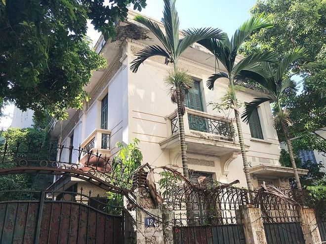 Được biết, trong năm 2018, Sở Xây dựng Hà Nội đã có hai văn bản giao Công ty Quản lý và Phát triển nhà Hà Nội thực hiện chỉ đạo của UBND TP về nhà 12 phố Nguyễn Chế Nghĩa. Đến tháng 9/2018, Hà Nội tiếp tục có chỉ đạo với nội dung trong thời gian chờ hướng dẫn của Bộ Tài chính, việc quản lý, sử dụng quỹ nhà thuộc sở hữu nhà nước cho các tổ chức, cá nhân thuê để sử dụng vào mục đích kinh doanh dịch vụ và các mục đích không phải để ở, tiếp tục thực hiện theo các quy định hiện hành và chỉ đạo của UBND TP. Ảnh: Pháp luật TPHCM. 