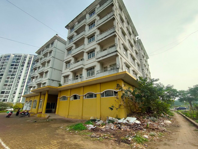 Rác thải xây dựng nằm ngổn ngang trong khuôn viên chung cư tái định cư Khu đô thị mới Sài Đồng. 