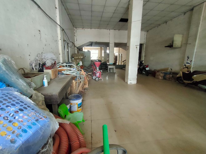 Tầng 1 của các tòa nhà ngổn ngang đồ đạc, bụi bám dày đặc. 