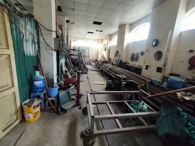 Bên trong một số căn được trưng dụng thành kho chứa đồ... 