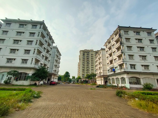 Nhà tái định cư thuộc Khu đô thị mới Sài Đồng (quận Long Biên) bị bỏ không nhiều năm nay, gây mất mỹ quan đô thị và lãng phí rất lớn tài sản Nhà nước. 