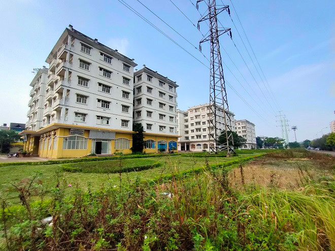 Nằm ngay cạnh Khu đô thị Vinhomes Riverside, dự án này có vị trí đắc địa, giao thông thuận lợi…, nhưng khu nhà tái định cư này khi hoàn thành lại không có bất cứ một hộ dân nào đến sinh sống. 