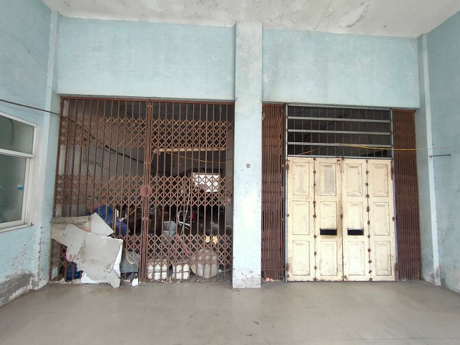 Sảnh chính thành nơi chứa hàng hóa. 