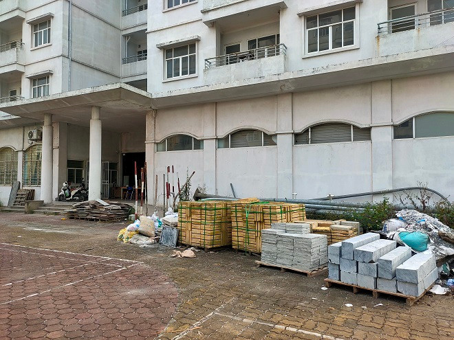Sân bãi các tòa nhà trở thành khu tập kết vật liệu xây dựng. 
