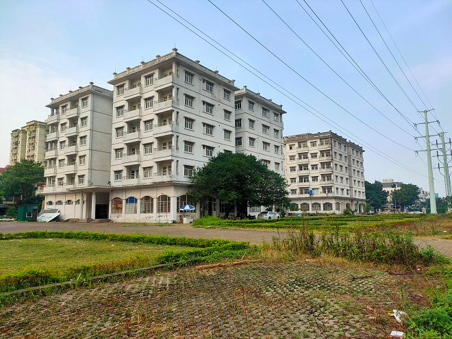 Tổng mức đầu tư dự án là 1.292,234 tỷ đồng trên diện tích đất 421.946m2. Dù đã hoàn thiện 15 năm nay nhưng 3 tòa nhà tái định cư N04 (A,B,C) cao 6 tầng với 150 căn hộ này vẫn bị bỏ hoang, không có người ở. Còn dự án mở rộng đường phố Sài Đồng cũng nằm im bất động. 