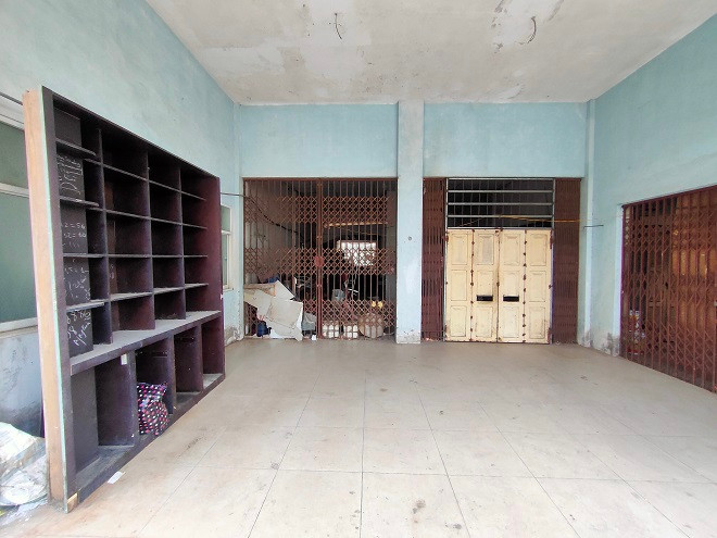 Các cánh cửa ra vào các tòa nhà đã gỉ sét và luôn trong tình trạng đóng kín. 