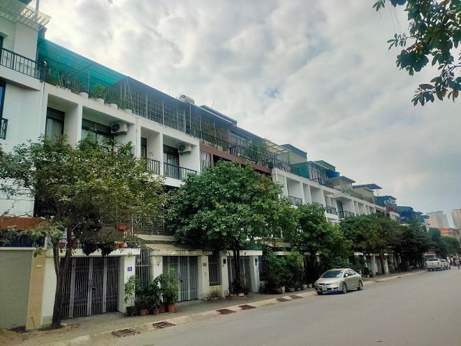 Tuy nhiên, theo ghi nhận thực tế, đến nay, khu đô thị hiện đại này hiện không khác nhiều khu tập thể cũ ở Hà Nội khi cảnh cơi nới tầng mái tràn lan. 