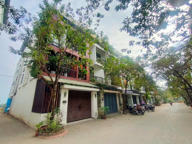 Tại Khu đô thị Ao Sào, chủ đầu tư đã triển khai xây dựng khu nhà ở thấp tầng với khoảng 301 căn hộ. Chủ đầu tư đã bàn giao hàng trăm căn cho người mua nhà vào sinh sống. 