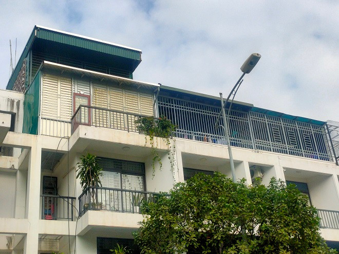 Cận cảnh một căn hộ được cơi nới, dựng cả tầng tum bằng tôn trong Khu đô thị Ao Sào. 