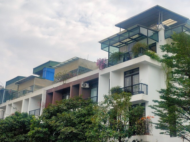 Những căn liền kề đang bị biến tướng, nhếch nhác, có dấu hiệu vi phạm trật tự xây dựng, phá vỡ quy hoạch nhưng không thấy chính quyền sở tại xử lý dứt điểm. 