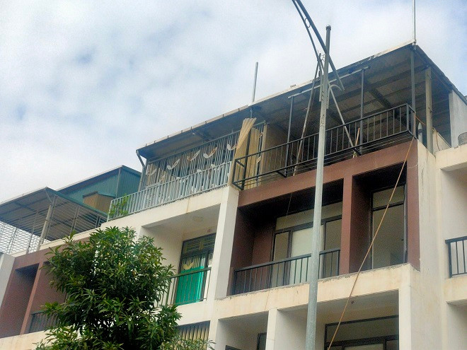 Hiện trường căn hộ được cơi nới, dựng cả tầng tum bằng tôn trong Khu đô thị Ao Sào. 