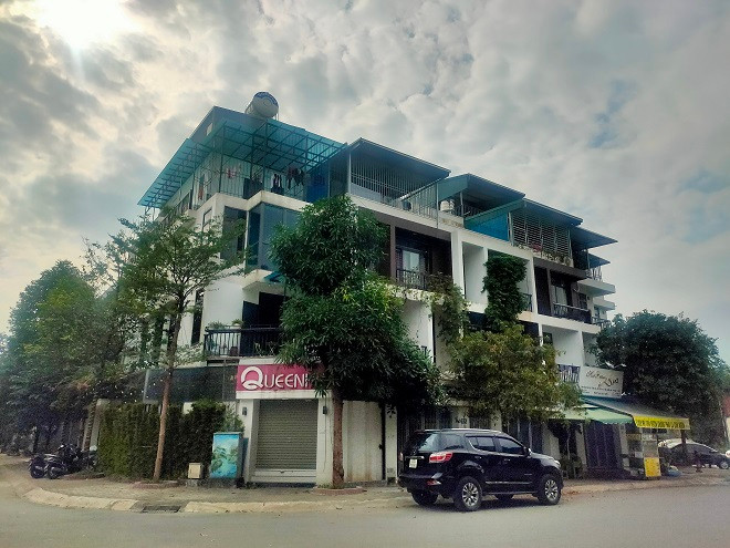 Hàng loạt căn hộ cơi nới gây mất mỹ quan đô thị. 