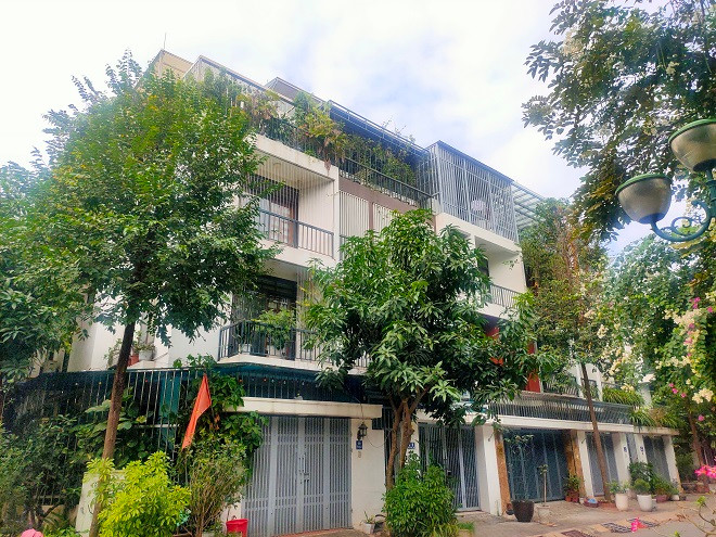 Những căn liền kề đang bị biến tướng, nhếch nhác, có dấu hiệu vi phạm trật tự xây dựng, phá vỡ quy hoạch nhưng không thấy chính quyền sở tại xử lý dứt điểm. 