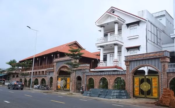 Quang Ngai: Dai gia xay biet phu 