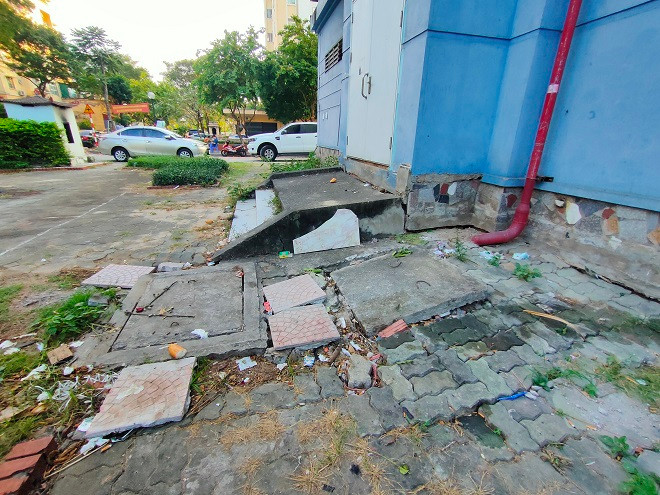 Tình trạng dưới chân móng tòa nhà nứt vỡ, sân nền xung quanh sụt lún khiến người dân lo lắng... 