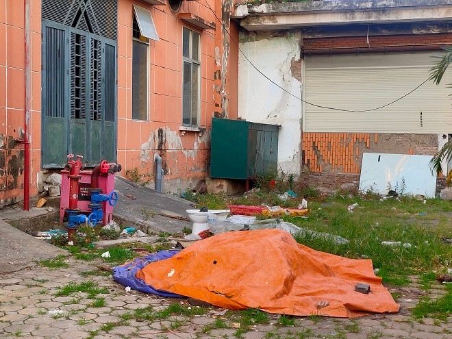 Bên ngoài tòa N10 bị rác thải bủa vây, mất mỹ quan. 