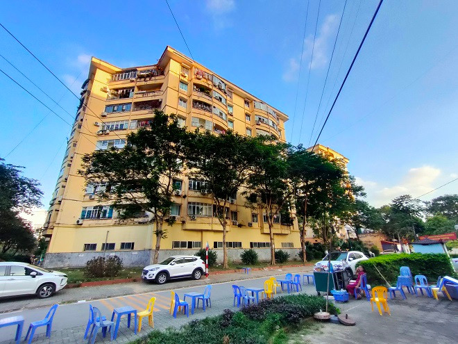 Hầu hết diện tích khuôn viên xung quanh các tòa nhà tái định cư Đồng Tàu đều được tận dụng để làm nơi bày bán hàng quán, kinh doanh. 