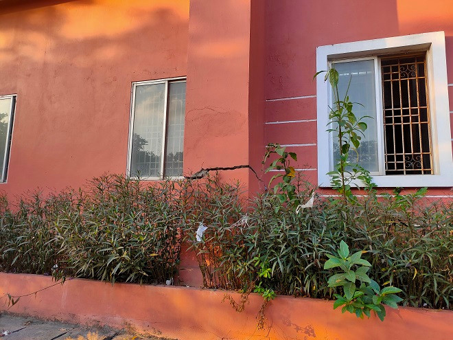 Một vết nứt gãy lớn nằm ngang cột trụ bên ngoài tòa nhà. 