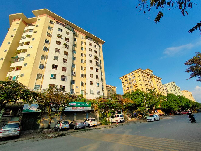 Có diện tích gần 10ha, Khu tái định cư Đồng Tàu phục vụ tái định cư cho hàng nghìn người dân sinh sống. Công ty TNHH MTV Quản lý và phát triển nhà Hà Nội được giao quản lý khu vực này. 