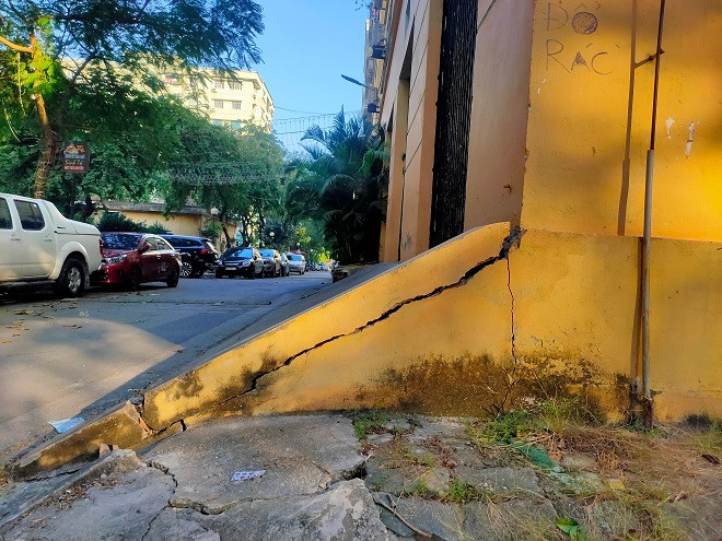 Phần lớn diện tích ở các sân, móng, vỉa hè nằm tiếp giáp với các khu nhà tái định cư đều bị nứt, gãy, sụt lún… 