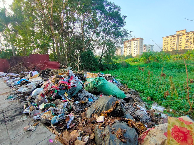 Sau nhiều năm dự án vẫn nằm im bất động, trở thành những điểm tập kết rác thải, phế thải, trông rất nhếch nhác, mất mỹ quan đô thị. 