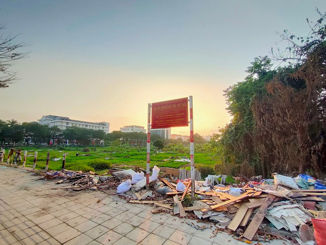 Khu vực dự án đang thành bãi đổ rác, phế thải dù UBND phường Thịnh Liệt có cắm biển cấm. 