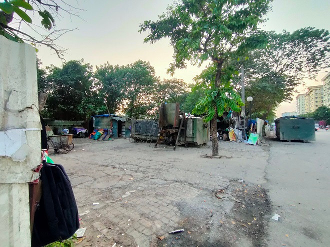 Một góc dự án thành nơi tập kết xe rác. 