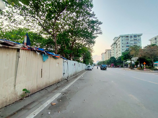 Hiện khu đất thực hiện dự án chỉ quây tôn phía bên tiếp giáp Khu tái định cư Đồng Tàu. 