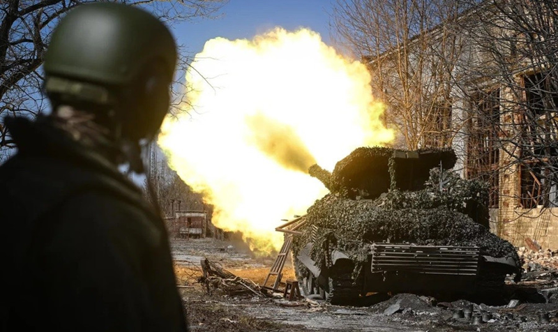 Theo trang Topwar, cần lưu ý rằng sự xuất hiện của một cuộc phỏng vấn như vậy trong không gian thông tin Ukraine, nơi hoàn toàn bị Kiev kiểm soát, có thể chỉ ra mong muốn của các nhà tài trợ phương Tây về Kiev trong việc chuẩn bị dư luận tại Ukraine cho các cuộc đàm phán hòa bình có thể xảy ra, mà không hề theo điều kiện của ông Zelensky. Ảnh: AP.