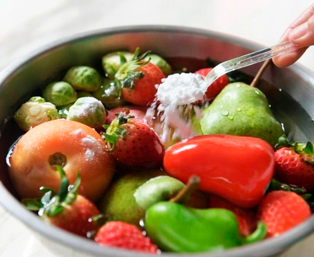 Ăn rau quả nhiễm thuốc trừ sâu có ảnh hưởng đến khả năng sinh sản ở nam giới. Ảnh minh họa.