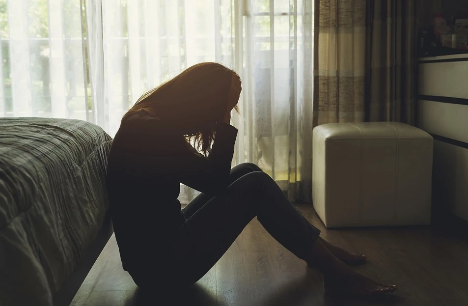  Thay đổi tâm trạng: Theo NHS, các triệu chứng của PCOS có thể ảnh hưởng đến tâm trạng và sự tự tin của người bệnh. Điều này đặc biệt đúng nếu bạn có các dấu hiệu đáng chú ý như tăng cân, mọc nhiều lông và mụn trứng cá. PCOS cũng dẫn đến các vấn đề sức khỏe tâm thần nghiêm trọng, bao gồm lo lắng, trầm cảm và rối loạn ăn uống. Ảnh: Psychiatryadvisor.