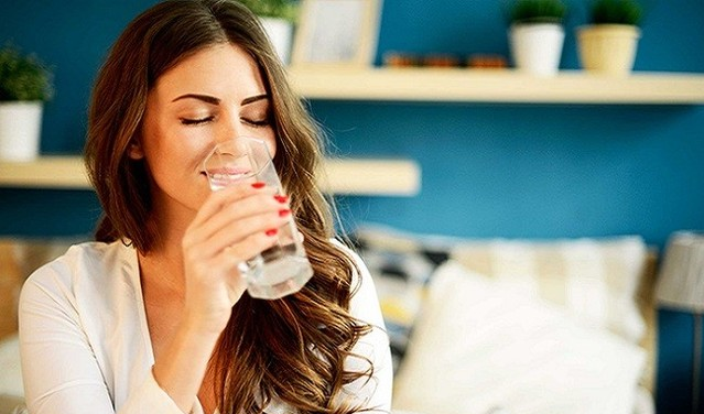 Loi ich bat ngo khi uong nuoc am luc bung doi