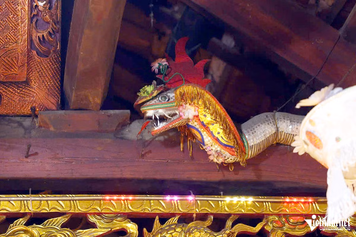 Ngôi đền thiêng thường được người dân truyền tai nhau câu chuyện kỳ bí về loài rắn ba mào. Cụ thể, từ xa xưa, có nhiều người tới đền làm lễ đã chứng kiến hình ảnh con rắn khổng lồ, có ba mào ở trên đầu và nằm cuộn tròn trên ban thờ. Sau nhiều thế hệ, chuyện loài rắn xuất hiện đã gắn với ngôi đền thiêng như một phần không tách rời. Người dân sau này gắn linh vật rắn ba mào ở khu vực chính điện để thờ cúng. Ảnh: Lê Anh Dũng 