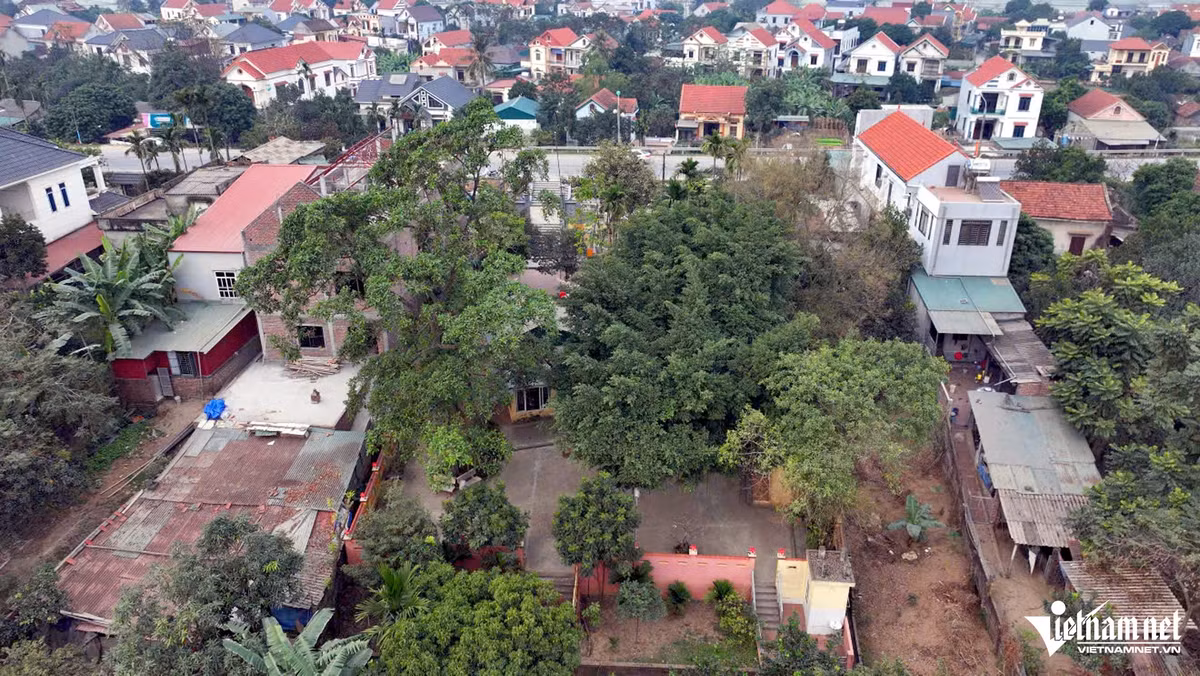 Đền Nhà Bà tọa lạc tại xã Vĩnh Lại, huyện Lâm Thao (tỉnh Phú Thọ). Ngôi đền thờ Đức Thánh Mẫu và hai cô (tương truyền là hai nữ tướng thời Hai Bà Trưng đã có công trong cuộc khởi nghĩa chống quân xâm lược phương Bắc và bảo vệ đất nước). Ngôi đền nhìn từ trên cao được phủ xanh bóng mát từ những gốc cây cổ thụ. Ảnh: Lê Anh Dũng 