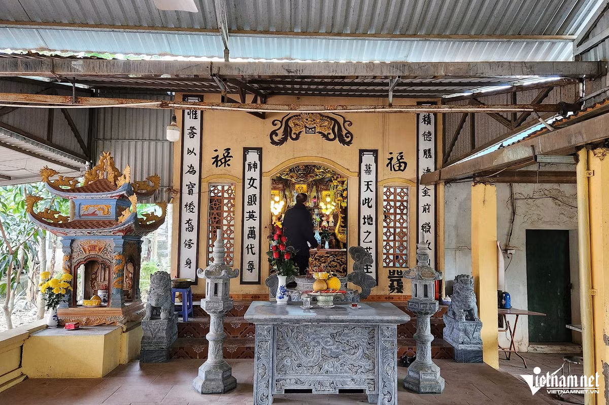 Trong quá khứ, ngôi đền từng xuống cấp nghiêm trọng và được chính quyền địa phương cấp phép xây dựng, tôn tạo vào năm 2022. Sau khi tôn tạo, ngôi đền đã trở thành không gian văn hóa, đáp ứng nhu cầu tín ngưỡng của người dân quanh vùng. Trưởng Ban quản lý đền Nhà Bà Trần Trọng Thủy cho biết những câu chuyện huyền bí về ngôi đền đã được truyền tai nhau qua nhiều thế hệ. Với việc ngôi đền thờ người có công trong đánh giặc cứu nước thì việc chủ động gìn giữ ngôi đền còn là cách giáo dục thế hệ sau về truyền thống uống nước nhớ nguồn của dân tộc Việt Nam. Ảnh: Lê Anh Dũng