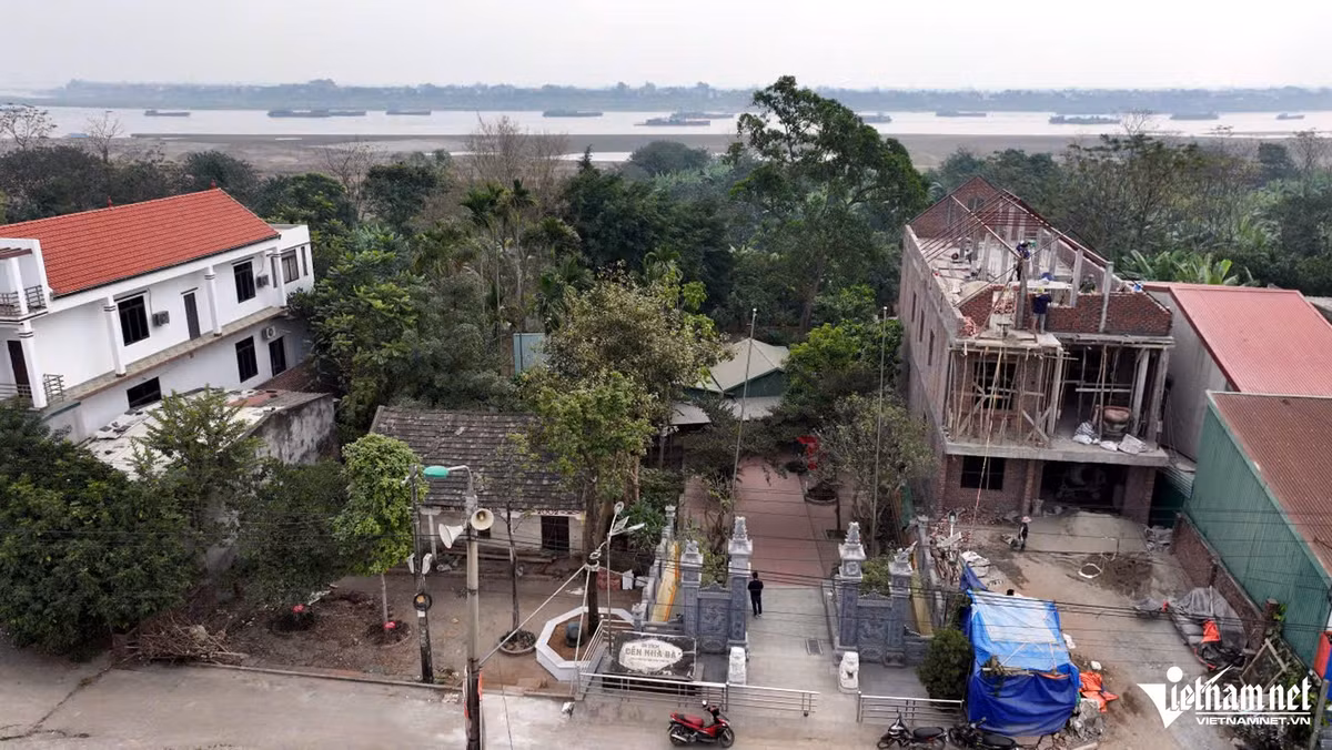 Đền Nhà Bà nằm ven sông Hồng. Tương truyền, nơi đây nước sông chảy xiết, tàu bè của quân xâm lược đi qua đều bị chìm. Giai đoạn kháng chiến chống Pháp, đền Nhà Bà từng là nơi tập kết của bộ đội và dân quân trên địa bàn xã Vĩnh Lại. Ngày nay, sông Hồng chảy qua khu vực đền Nhà Bà tấp nập tàu thuyền hoạt động. Ảnh: Lê Anh Dũng 