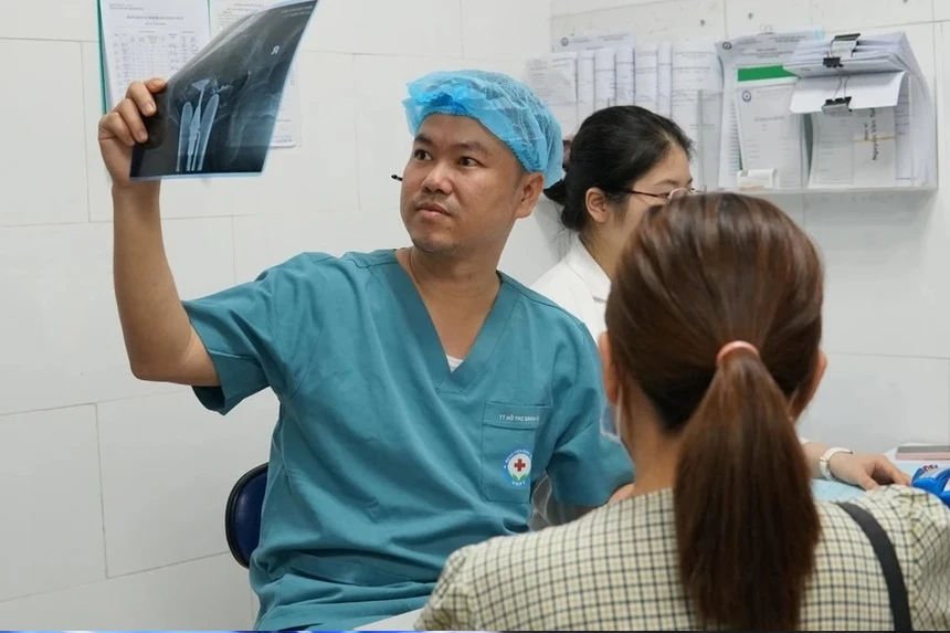 Bác sĩ Trịnh Văn Du, Trung tâm hỗ trợ sinh sản, thăm khám, tư vấn cho bệnh nhân vô sinh, hiếm muộn. Ảnh: Phương Anh.