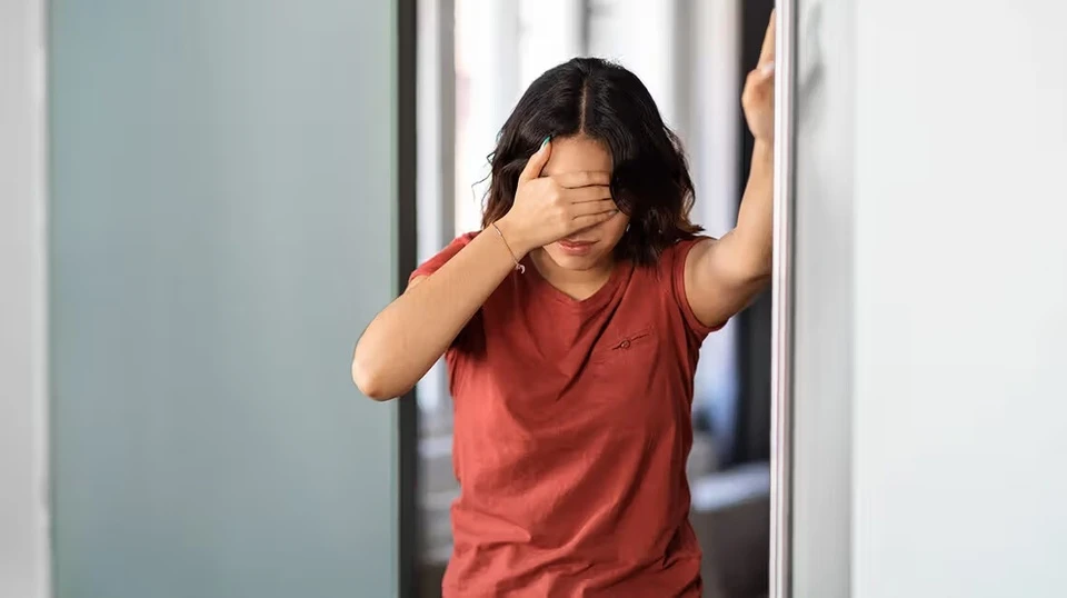  Mệt mỏi: Mệt mỏi là một trong những triệu chứng phổ biến nhất ở phụ nữ mắc hội chứng buồng trứng đa nang (PCOS). Ngoài cảm giác mệt mỏi kéo dài trong suốt cả ngày, tình trạng này còn khiến người bệnh gặp khó khăn trong việc tập trung, thay đổi tâm trạng và dễ bị đau đầu. Mệt mỏi có thể xuất phát từ sự mất cân bằng hormone hoặc rối loạn giấc ngủ, ví dụ như tình trạng ngưng thở khi ngủ do tắc nghẽn (OSA). Các nghiên cứu chỉ ra rằng phụ nữ mắc PCOS có khả năng mắc OSA cao gấp đôi so với những phụ nữ không mắc hội chứng này. Ảnh: Healthline.